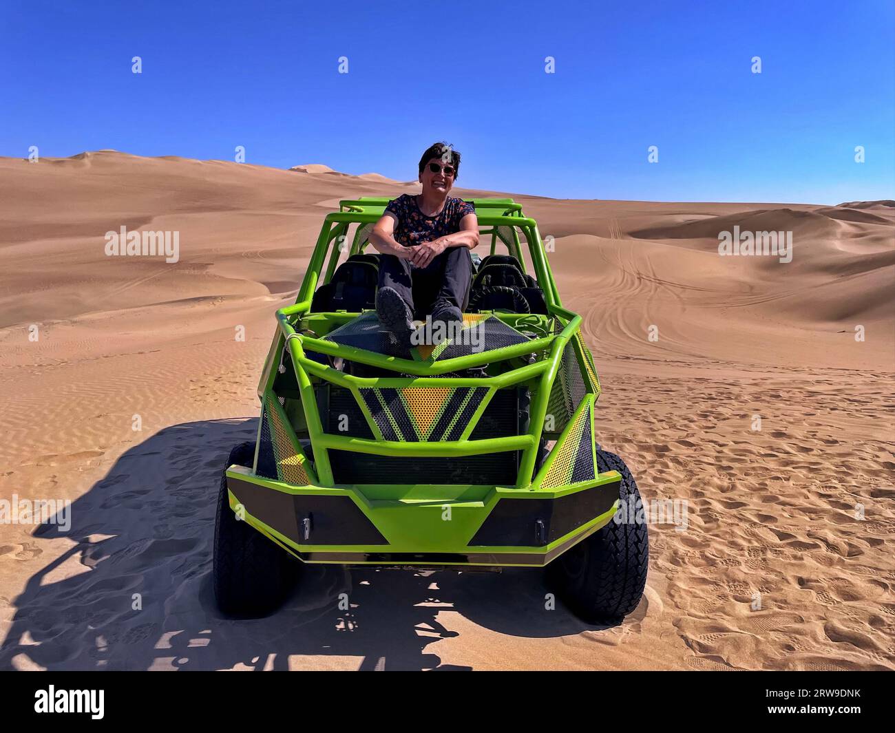 Balade en buggy dune dans le désert de Huacachine. Femme aînée assise sur un quad Banque D'Images