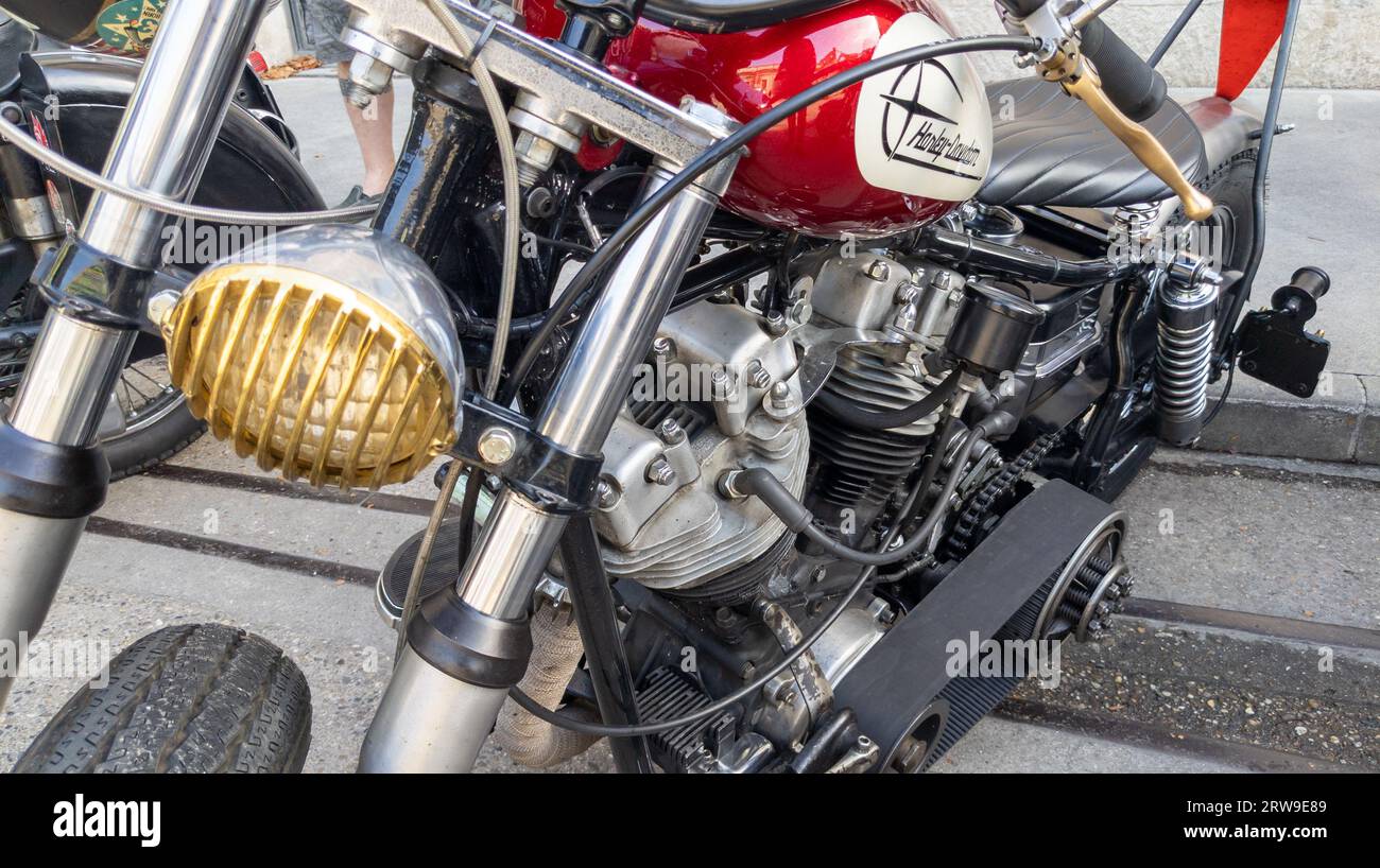 Bordeaux , France - 09 04 2023 : Harley Davidson phare personnalisé moto vieux rétro vintage historique tank signe texte logo moto US marque Banque D'Images