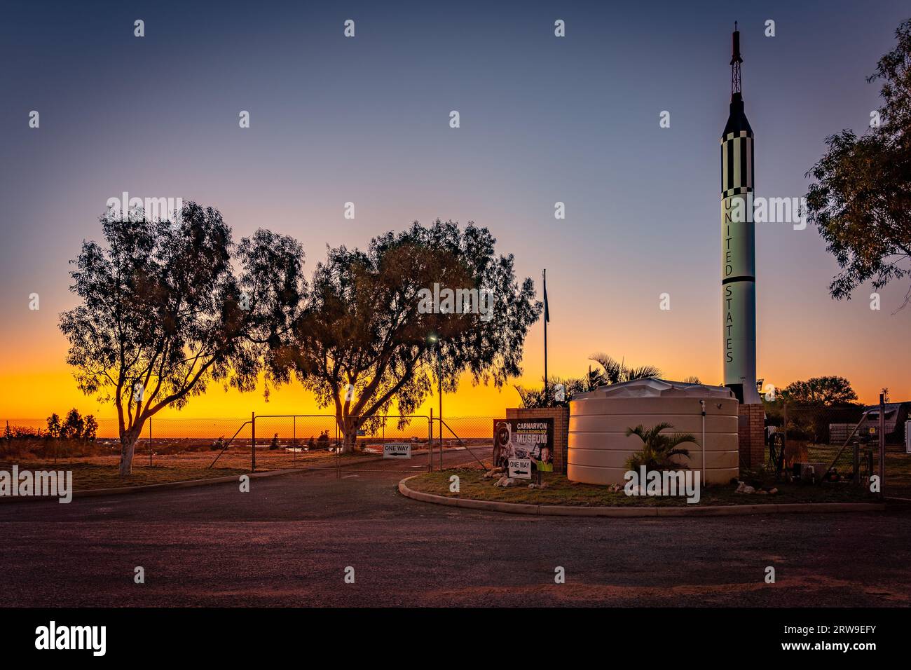 Carnarvon, WA, Australie - Musée de l'espace et de la technologie au coucher du soleil Banque D'Images