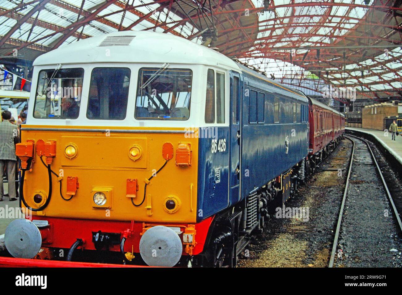Locomotive électrique de classe 86426 à Liverpool Lime Street, Liverpool, Merseyside, Angleterre, 1 mai 1987 Banque D'Images