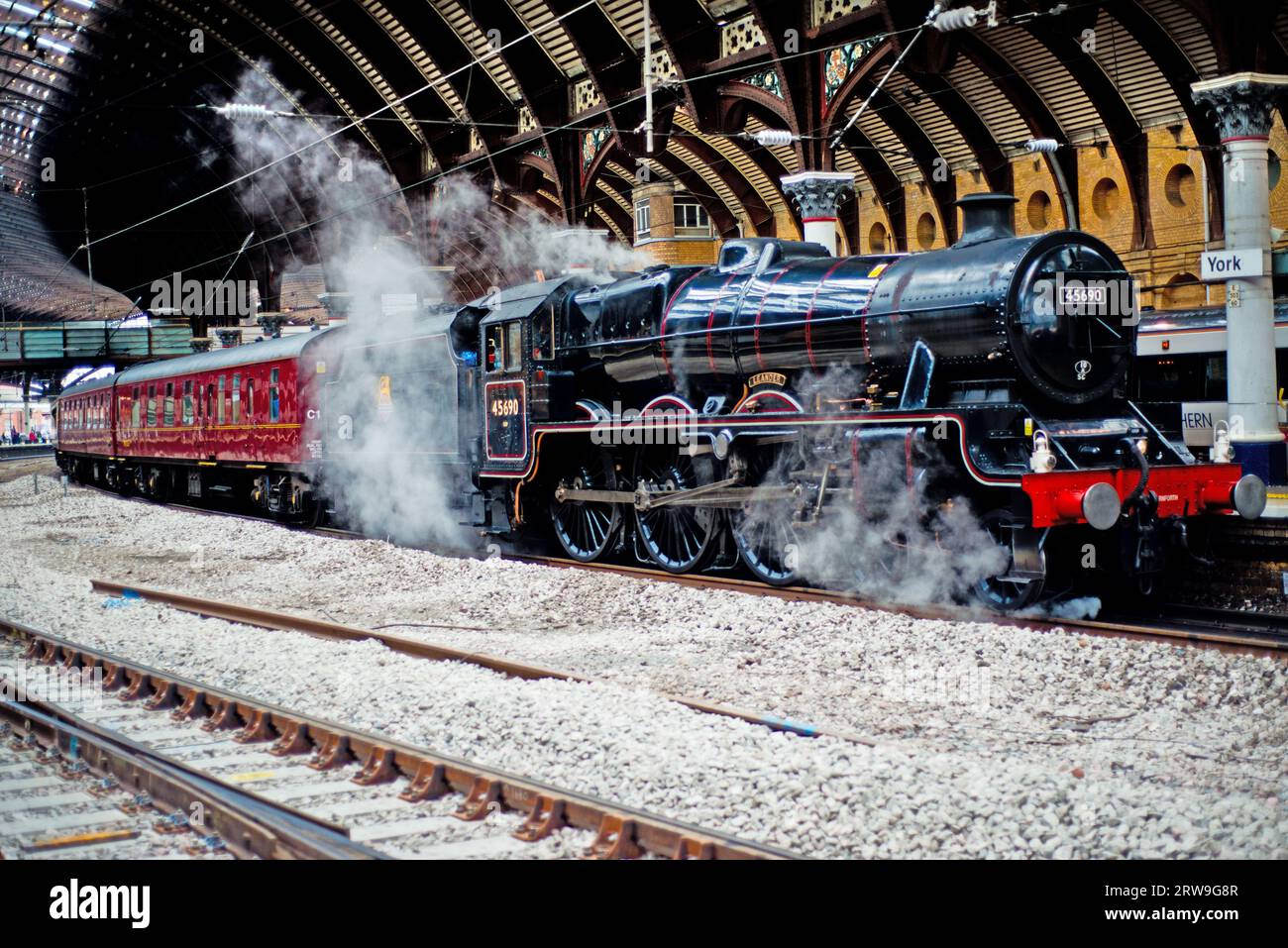 La locomotive à vapeur n° 45690 de la classe Jubilee Leander arrive à York Railway Station, Yorkshire, Angleterre le 16 septembre 2023 Banque D'Images