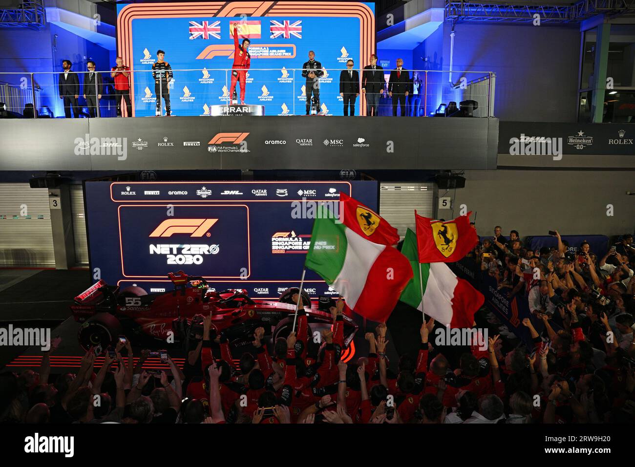 Singapour, Espagne célèbre sur le podium après avoir remporté la Formule 1 Singapore Grand Prix Night Race sur le circuit Marina Bay Street. 17 septembre 2023. Le pilote Ferrari Carlos Sainz (C, haut) d’Espagne célèbre sur le podium après avoir remporté la Formule 1 Singapore Grand Prix Night Race au Marina Bay Street circuit, le 17 septembre 2023. (Photo de Chih Wey/Xinhua) crédit : Chih Wey/Xinhua/Alamy Live News Banque D'Images