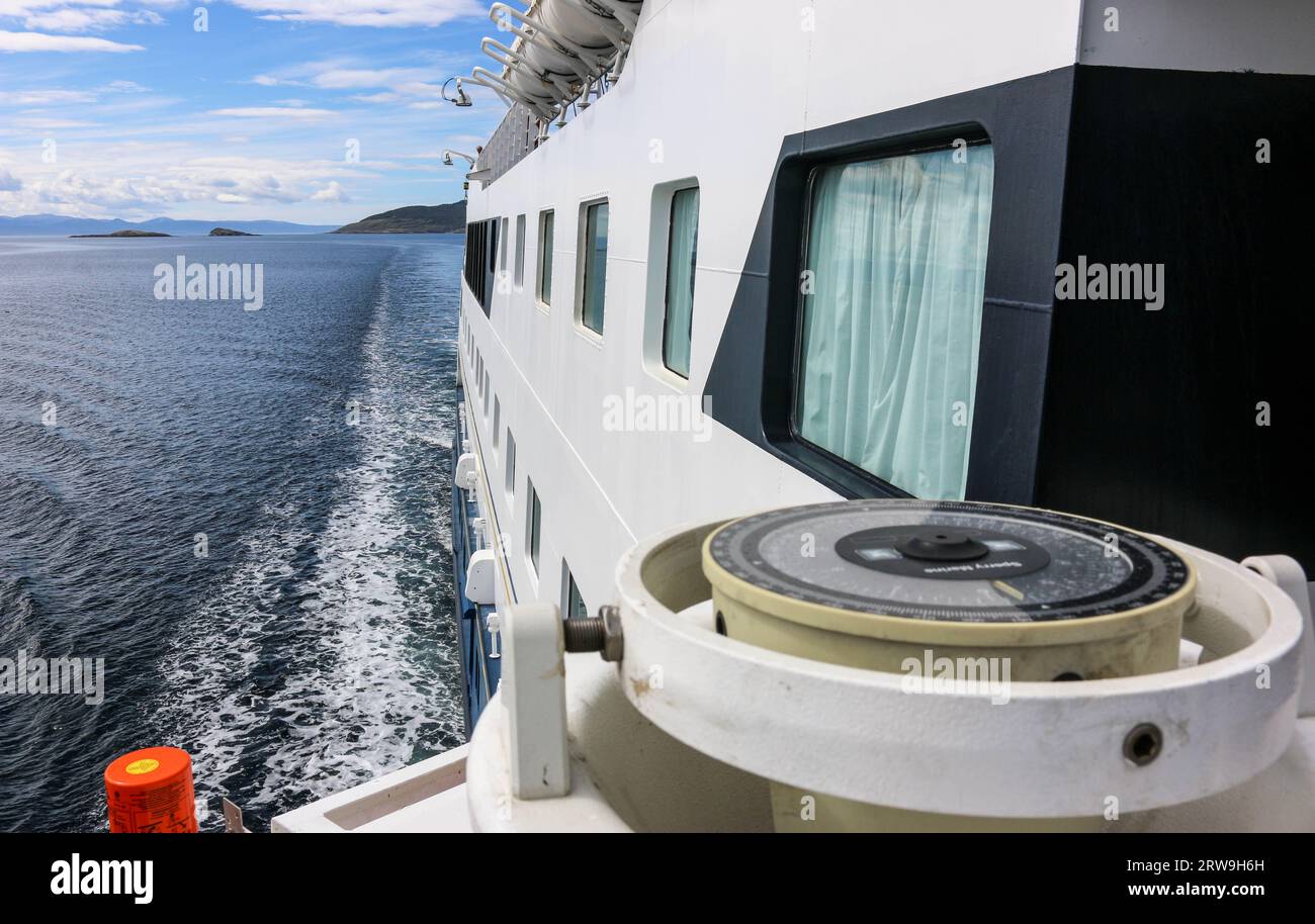 Australis Cruises expédition bateau de croisière naviguant en Patagonie, vue de la boussole depuis le pont Banque D'Images