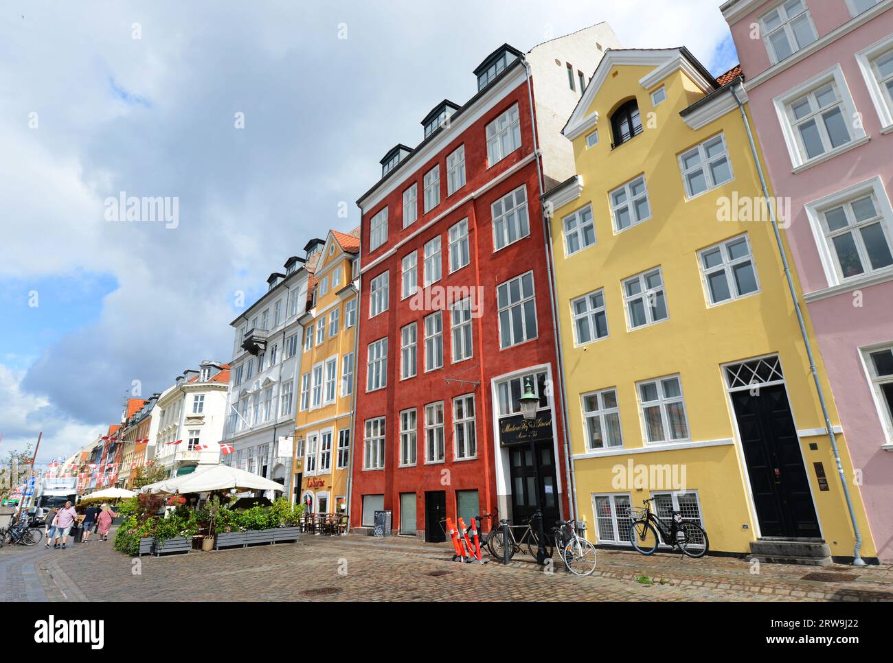 Façades colorées et vieux navires le long du canal Nyhavn à Copenhague, Danemark. Banque D'Images