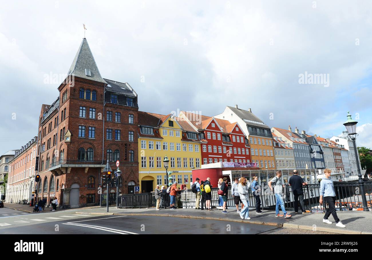 Façades colorées et vieux navires le long du canal Nyhavn à Copenhague, Danemark. Banque D'Images