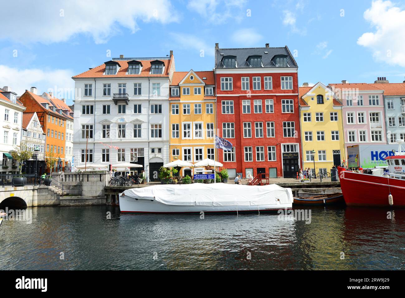 Façades colorées et vieux navires le long du canal Nyhavn à Copenhague, Danemark. Banque D'Images