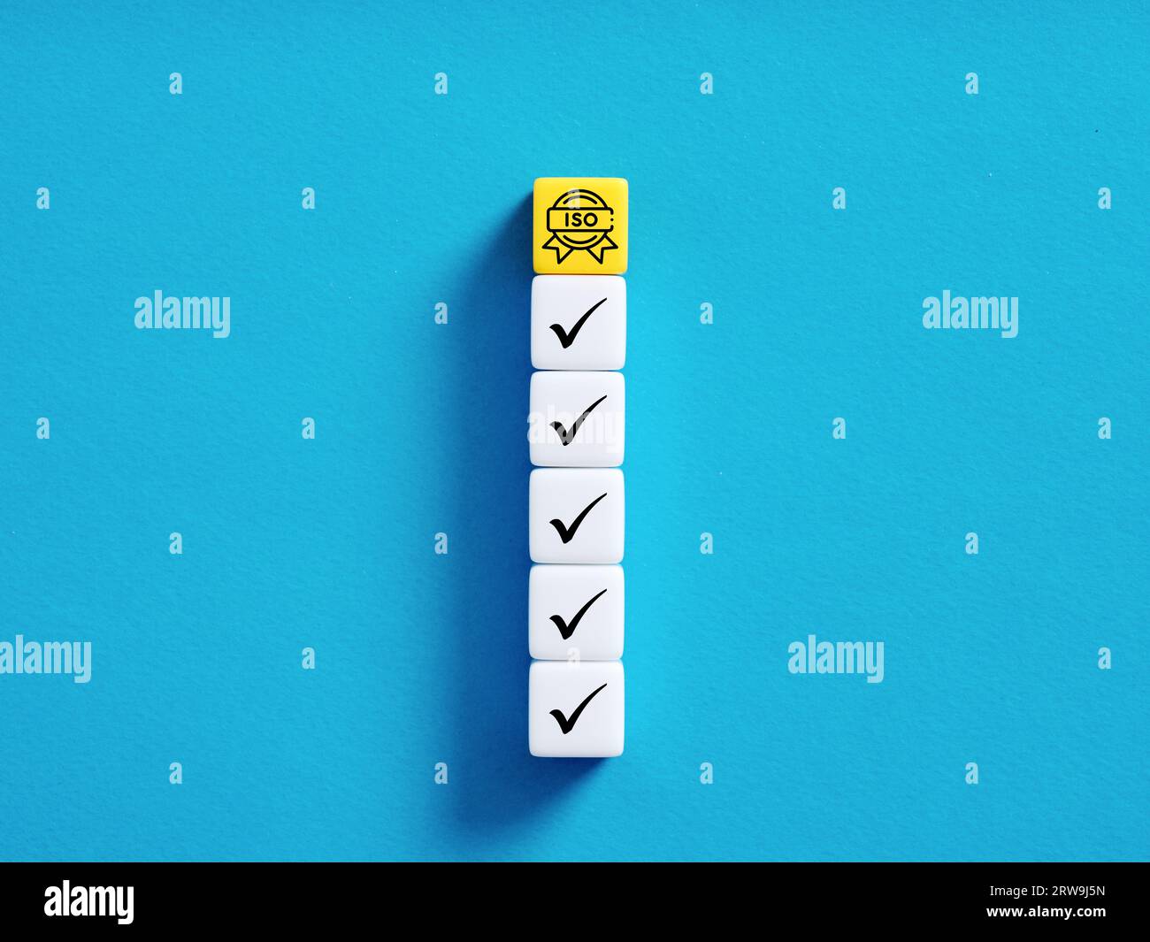 Obtention du certificat ISO. La voie à la certification des normes de qualité. Conforme aux normes iso. Cubes colorés avec coche et symboles iso sur bl Banque D'Images