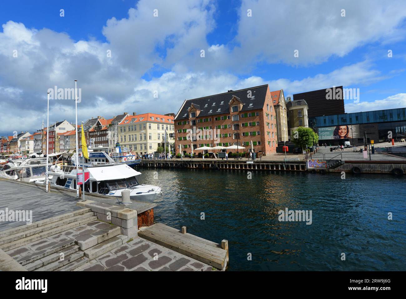 Façades colorées et vieux navires le long du canal Nyhavn à Copenhague, Danemark. Banque D'Images