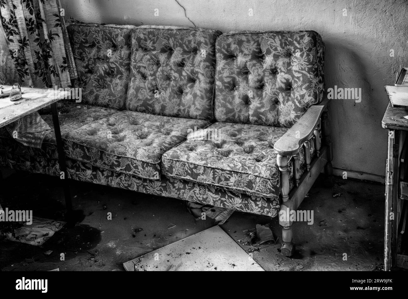 Vieux canapé dans un bâtiment abandonné Banque D'Images