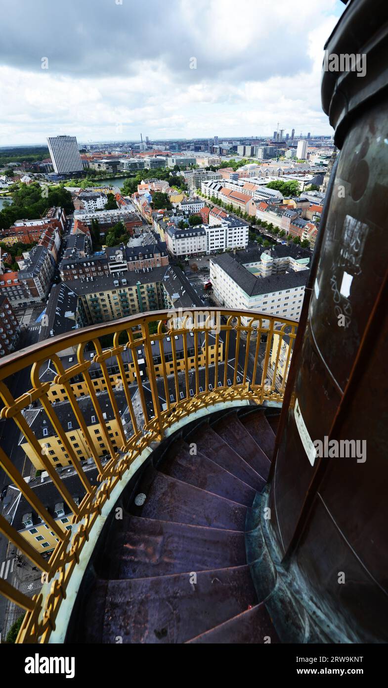 Monter / descendre l'escalier extérieur en spirale à l'église de notre Sauveur à Copenhague, Danemark. Banque D'Images