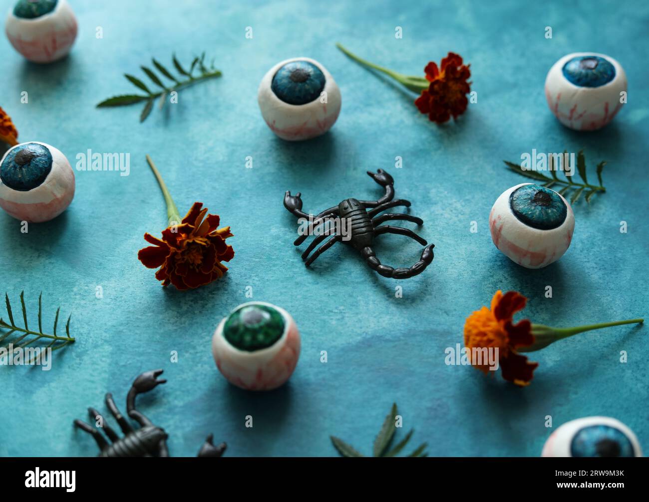 motif halloween coloré avec des globes oculaires, des scorpions et des soucis français Banque D'Images