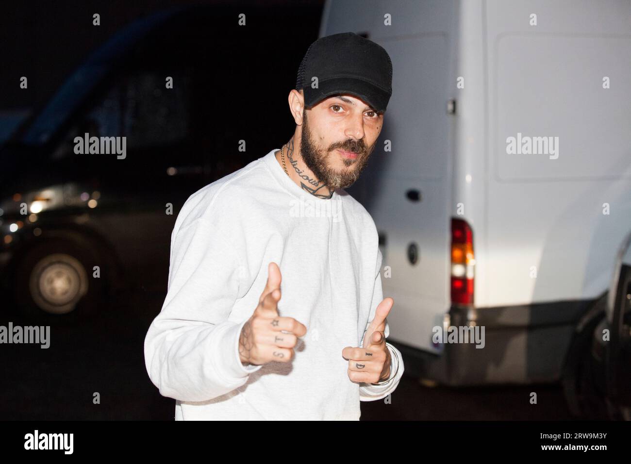 ABZ Love from Five sort du Range Rover à son arrivée au Riviera International Centre et prend la pose Banque D'Images