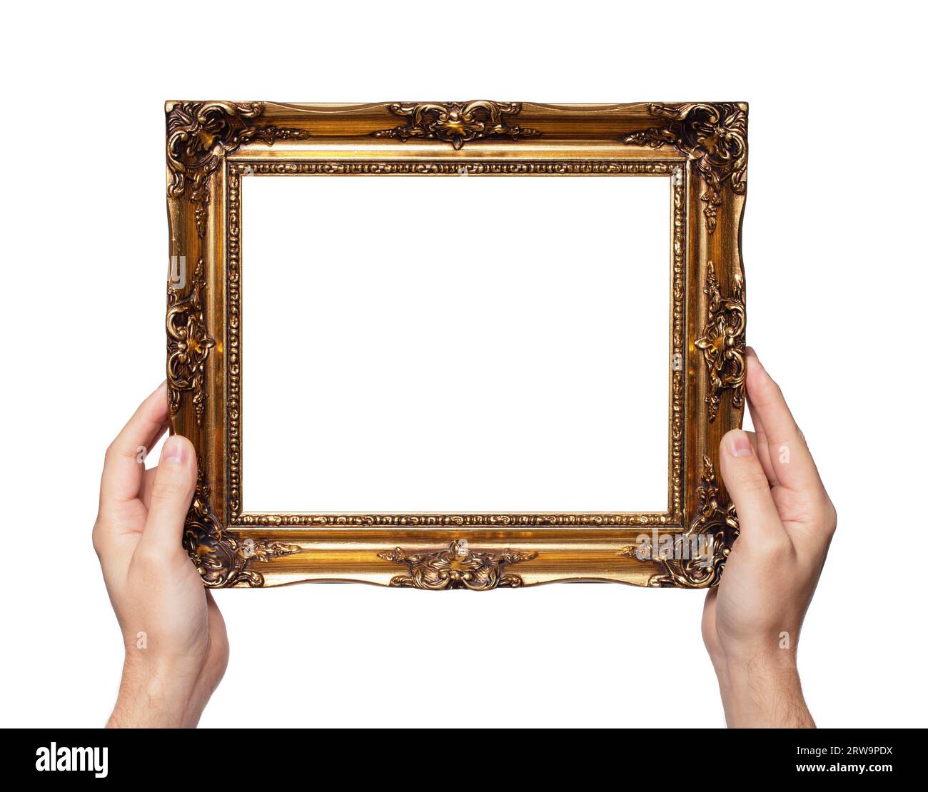 Homme tenant le cadre d'image de couleur dorée de style antique dans ses mains Banque D'Images