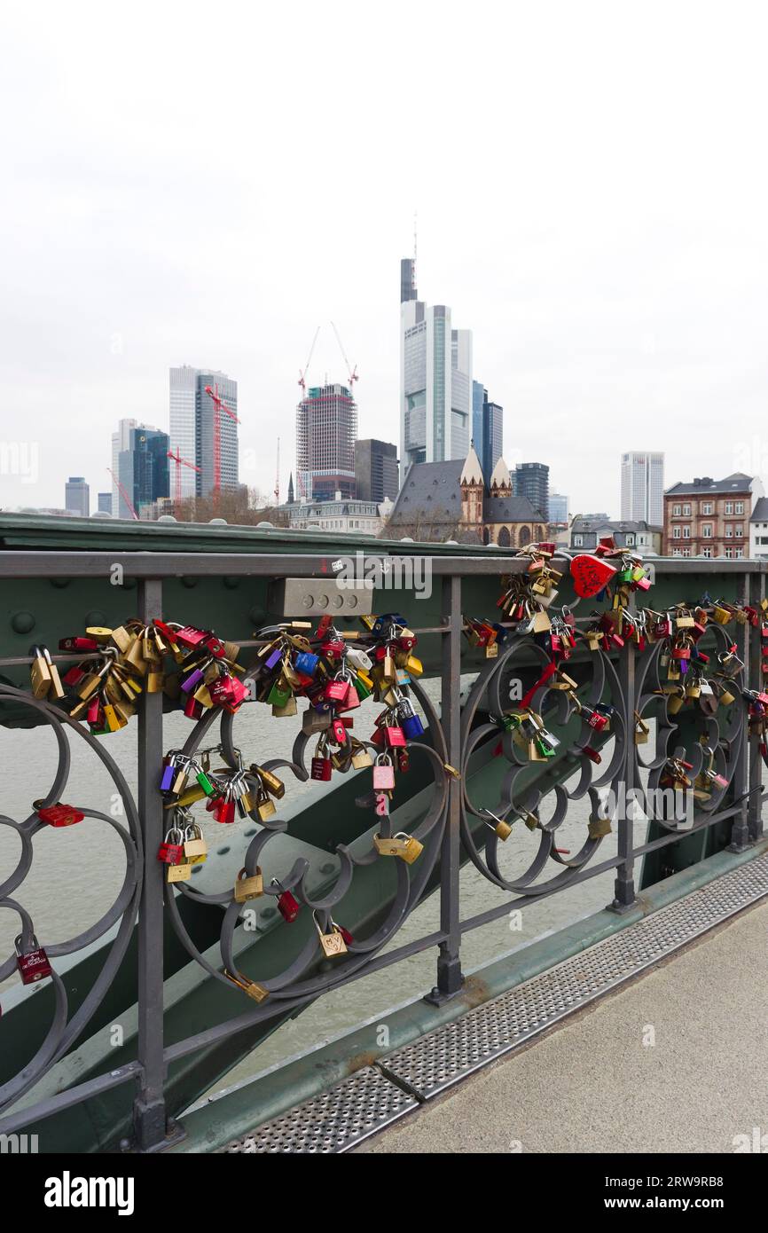 Serrures d'amour sur le pont de fer, Francfort-sur-le-main, Hesse, Allemagne serrures d'amour sur le pont de fer, Francfort-sur-le-main, Hesse, Allemagne Banque D'Images