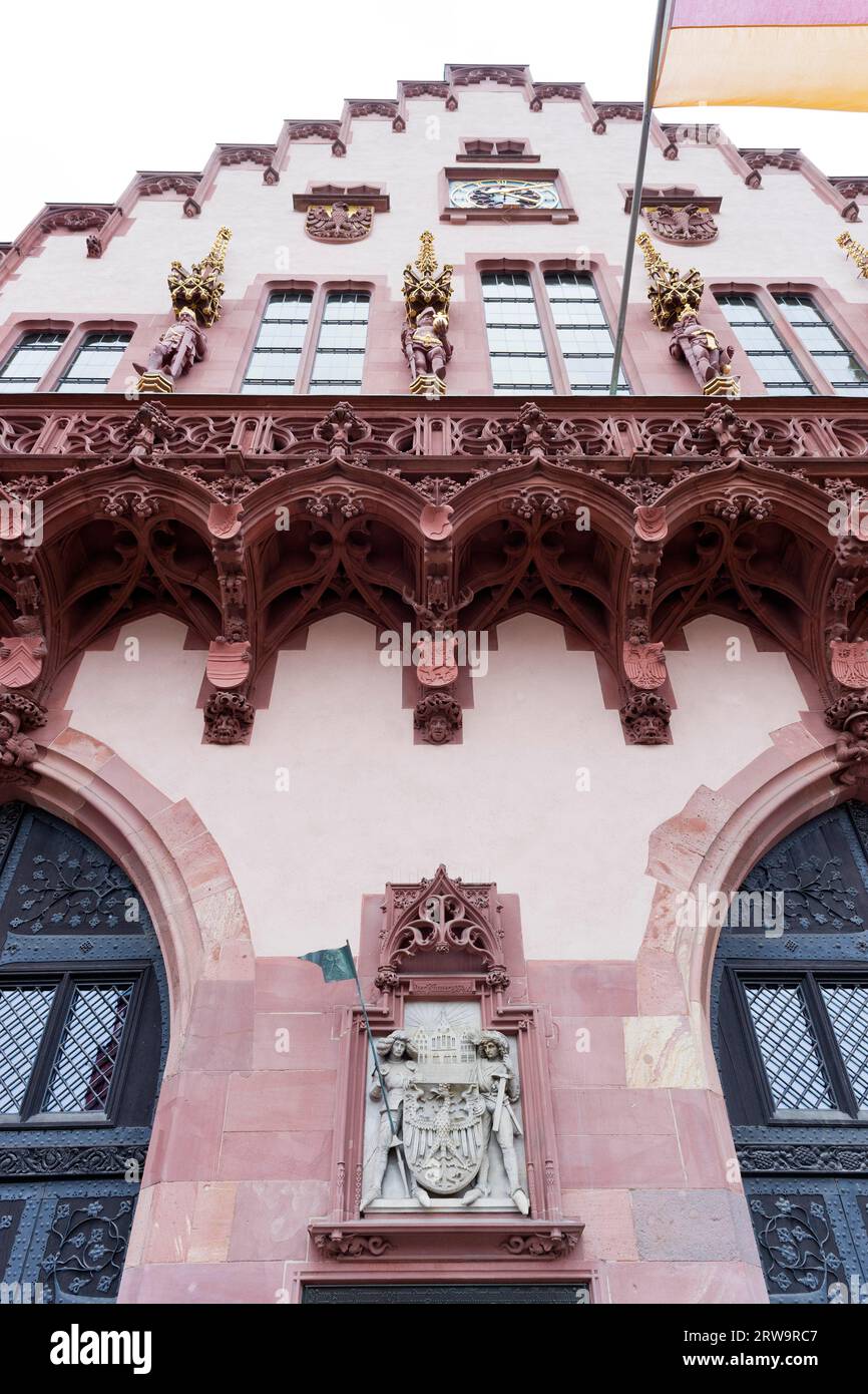 Après la guerre reconstruit la façade gothique de la Francfort Roemer, Rathuas la ville. Francfort-sur-le-main, Hesse, Allemagne après la guerre reconstruit la façade gothique Banque D'Images