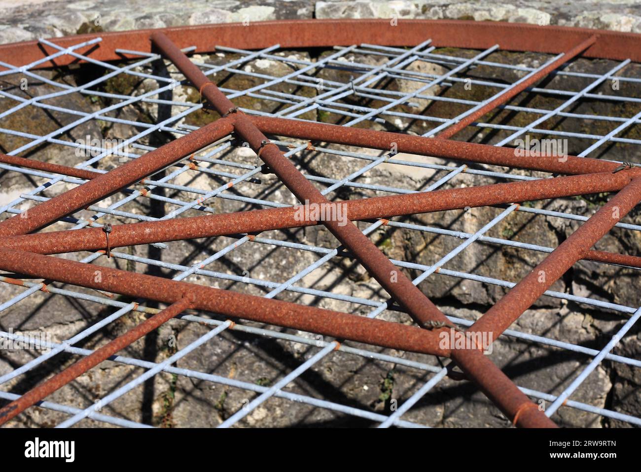 Couvercle de puits avec grille de puits, rebord de puits de fond Photo