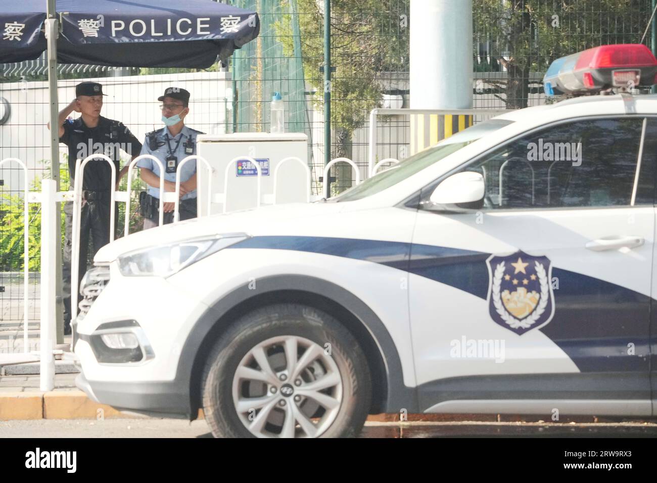 Police officers stand guard in front of the Japanese Embassy in Beijing on Sept. 18, 2023. The Chinese government has tightened security in Japanese-related facilities in the wake of the possible harassment following the start of the release into the sea of treated water from Tokyo Electric Power Company Holdings Inc.'s disaster-stricken Fukushima No. 1 nuclear power station in northeastern Japan. ( The Yomiuri Shimbun via AP Images ) Banque D'Images
