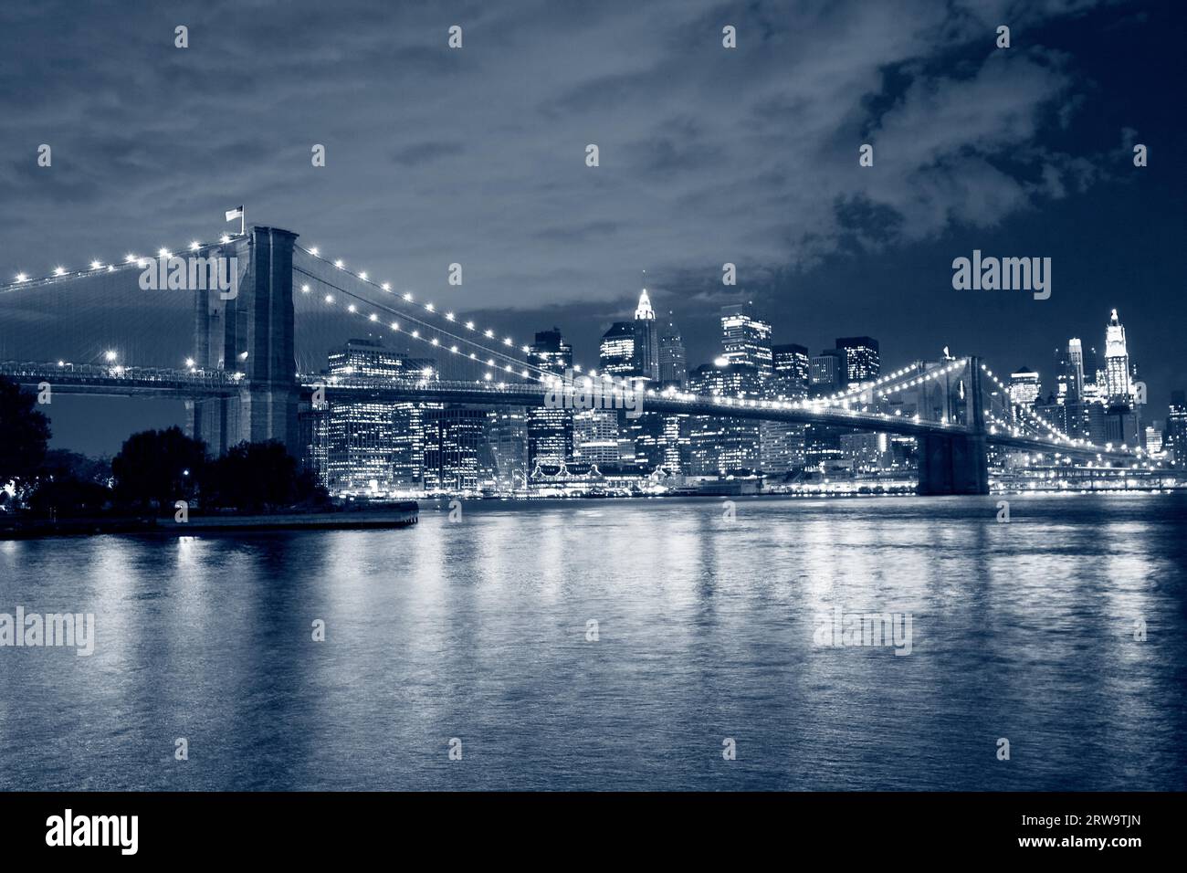 Pont de Brooklyn et Manhattan skyline at night Banque D'Images