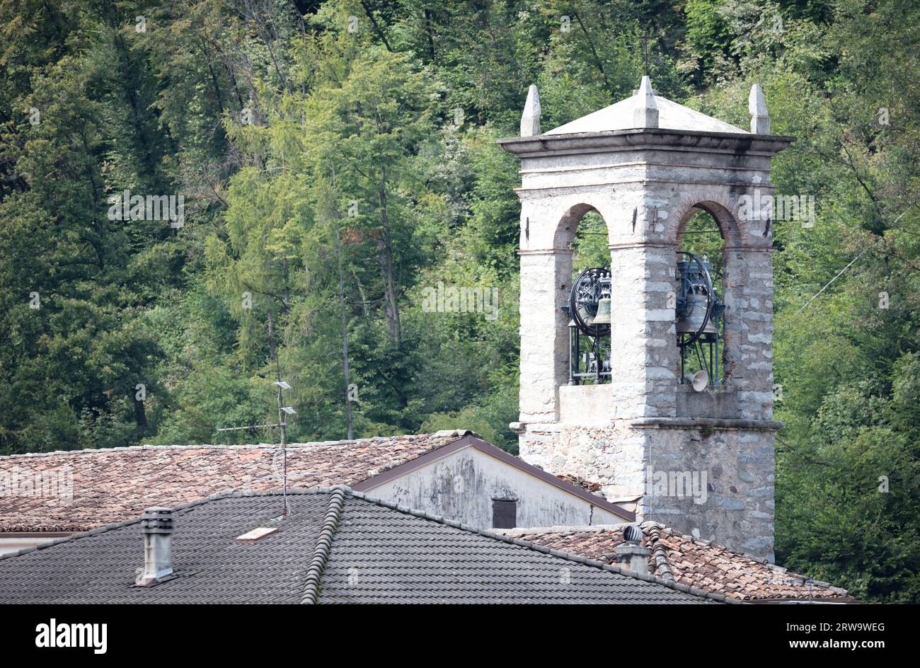 La tour d'une petite église dans les Dolomites, Italie Banque D'Images