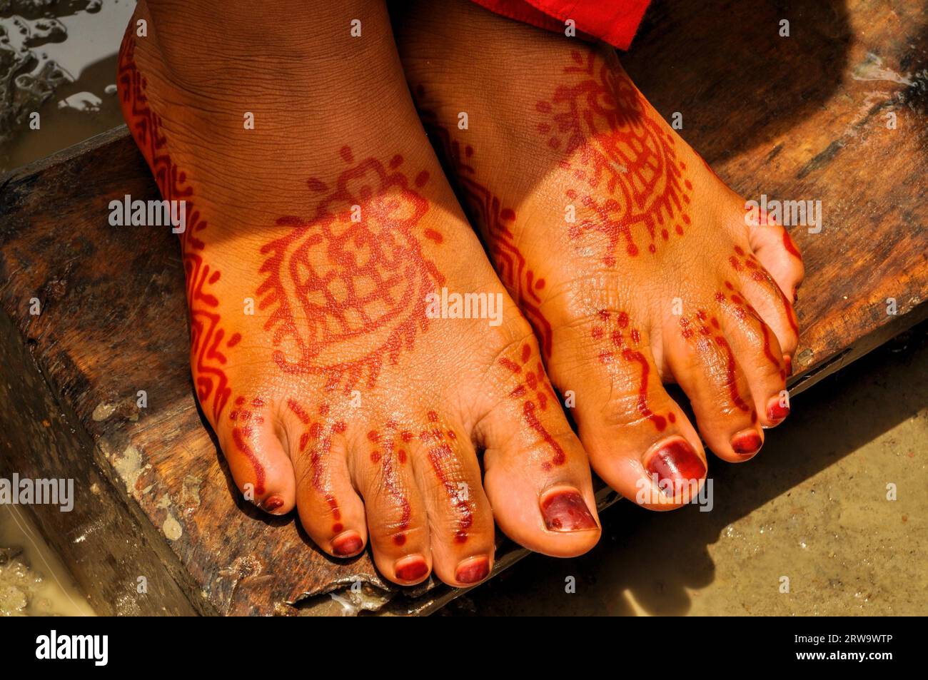 Henné traditionnel sur brides pieds sur le mariage au Bangladesh Banque D'Images