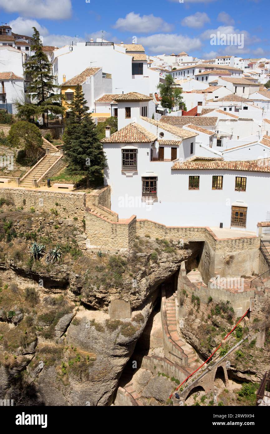 Maisons médiévales de la ville de Ronda sur un haut rocher dans la région Andalousie de l'Espagne, province de Malaga Banque D'Images