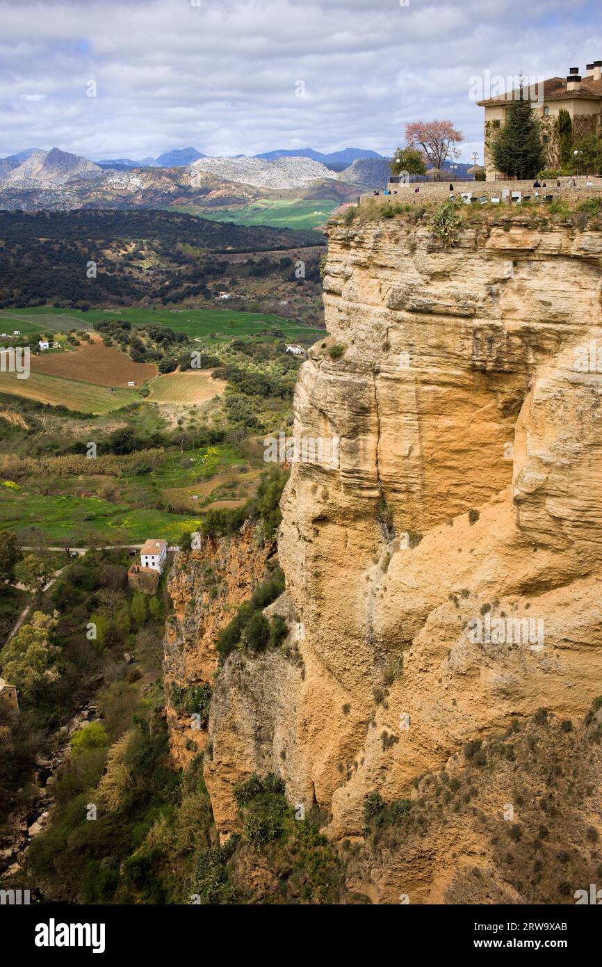 Paysage andalou avec de hauts rochers escarpés à Ronda, sud de l'Espagne, province de Malaga Banque D'Images