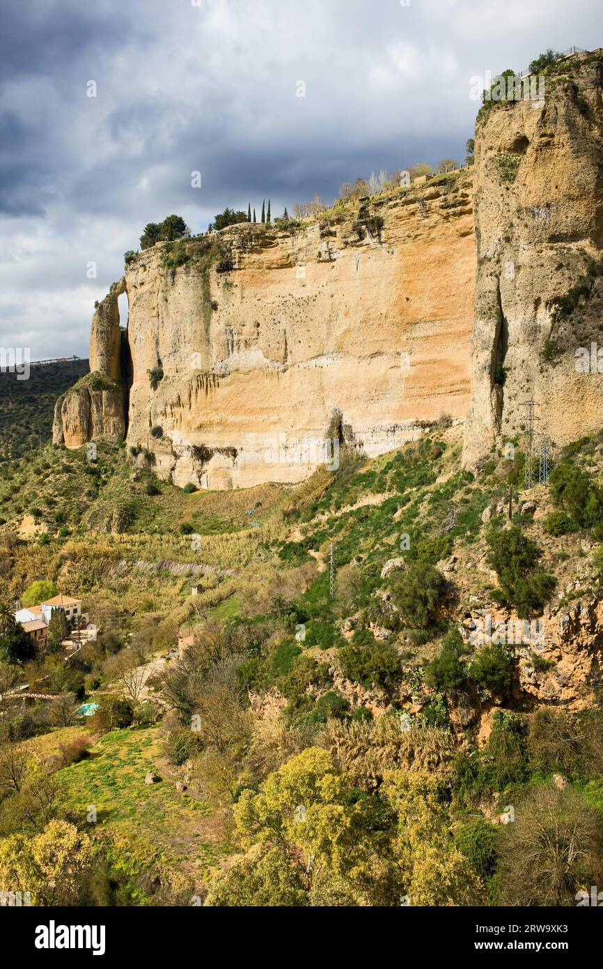 Paysage andalou avec de hauts rochers escarpés à Ronda, dans le sud de l'Espagne Banque D'Images