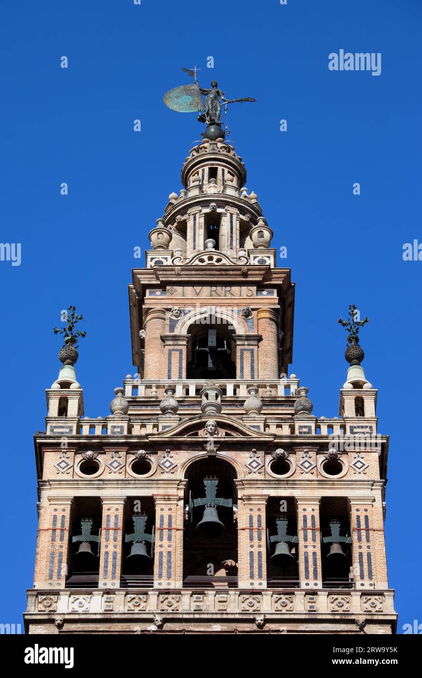 Beffroi de style Renaissance du clocher de la Giralda, faisant partie de la cathédrale de Séville en Espagne, région Andalousie Banque D'Images