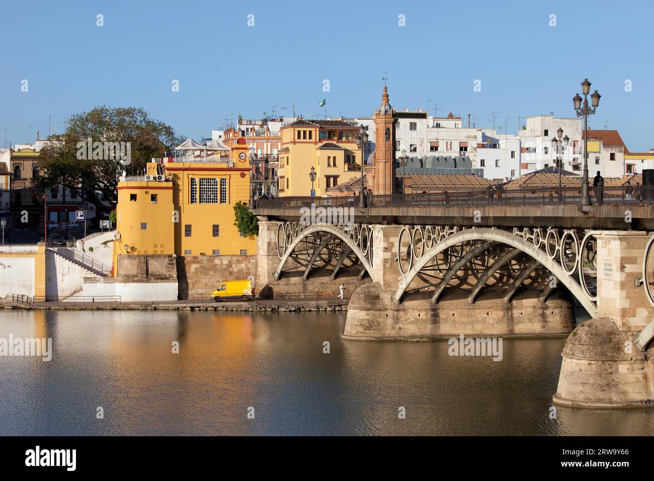 Pont Triana (Pont Isabel II) du 19e siècle sur le fleuve Guadalquivir dans la ville de Séville, Espagne Banque D'Images