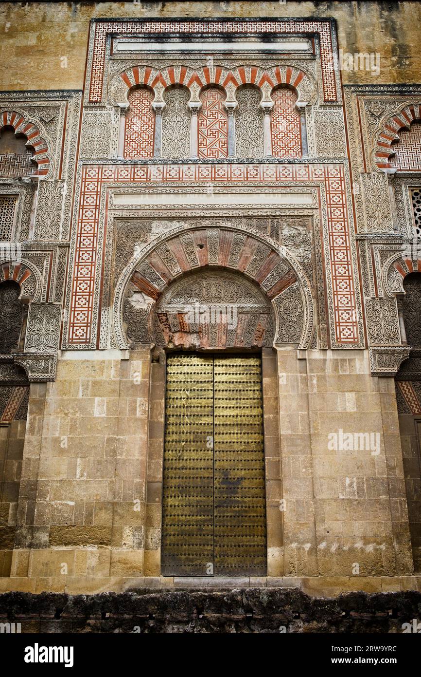 Porte latérale de la Mezquita (la Grande Mosquée) (Cathédrale de la Mosquée) à Cordoue, Espagne, bel exemple de l'architecture islamique Banque D'Images