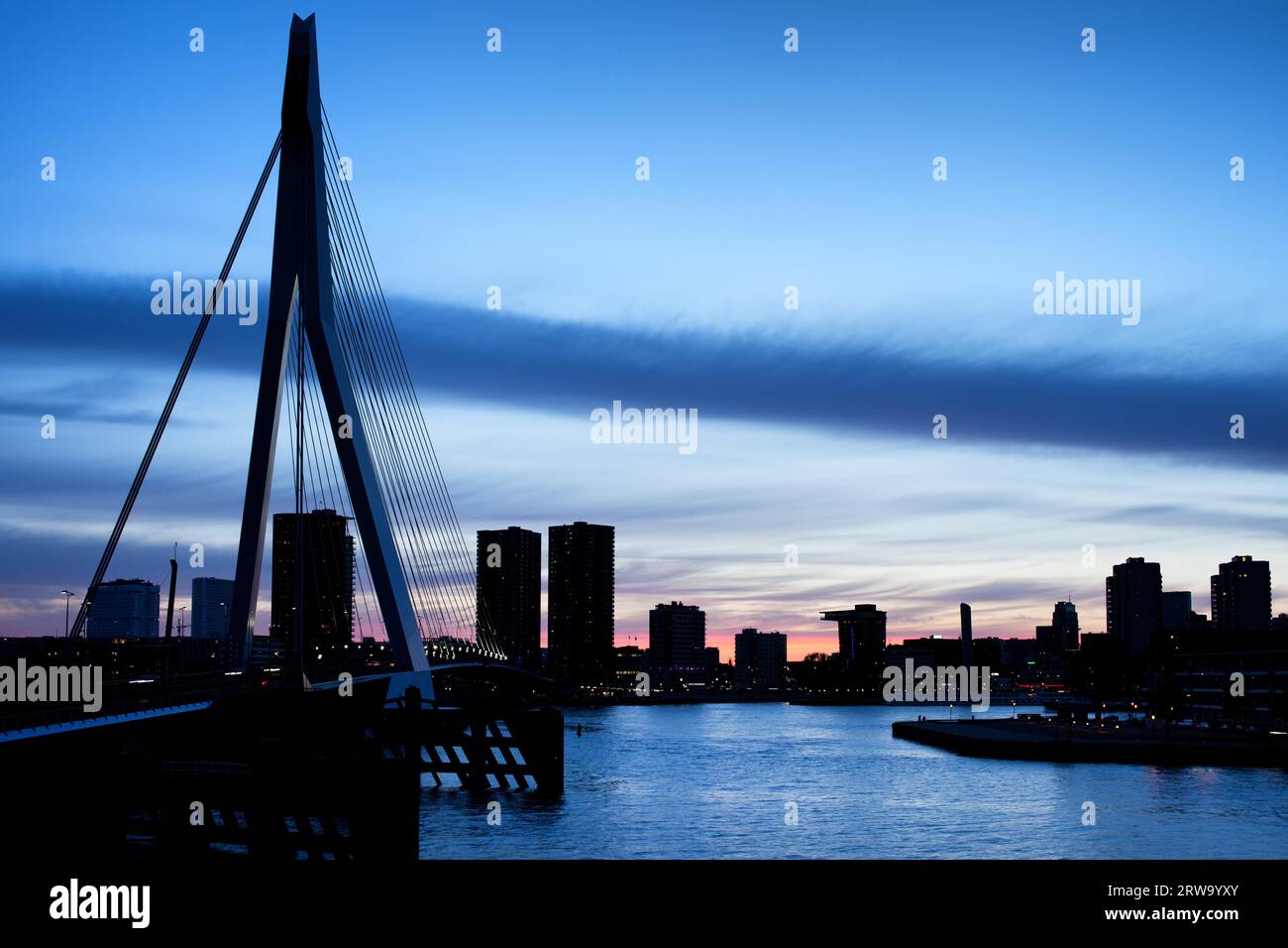 Silhouette d'horizon de la ville de Rotterdam au crépuscule aux pays-Bas, province de Hollande du Sud Banque D'Images