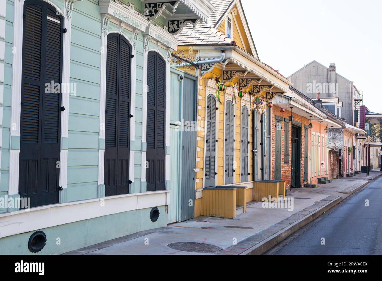 Un cadre rustique ensemble de portes et volets dans le quartier français, la Nouvelle Orléans, USA Banque D'Images