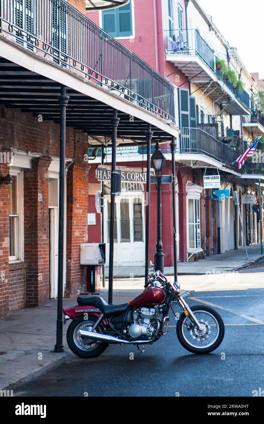 Un bâtiment rustique avec des motos dans le quartier français, la Nouvelle Orléans, USA Banque D'Images