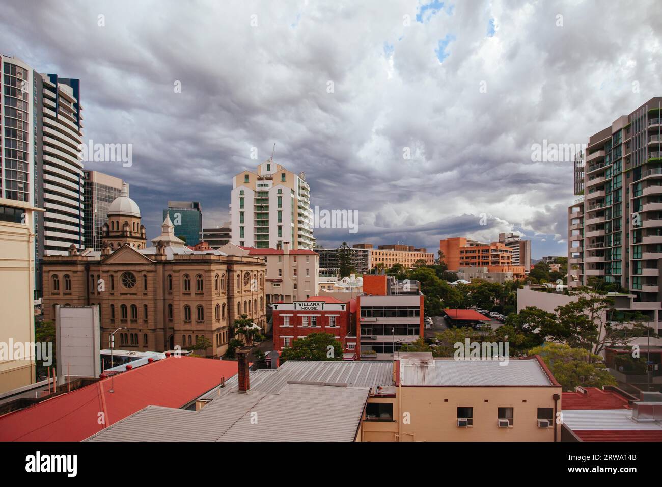 Brisbane, Australie, 16 avril 2013 : après-midi, des tempêtes de fin d'été sur le CBD de Brisbane dans le Queensland, en Australie Banque D'Images