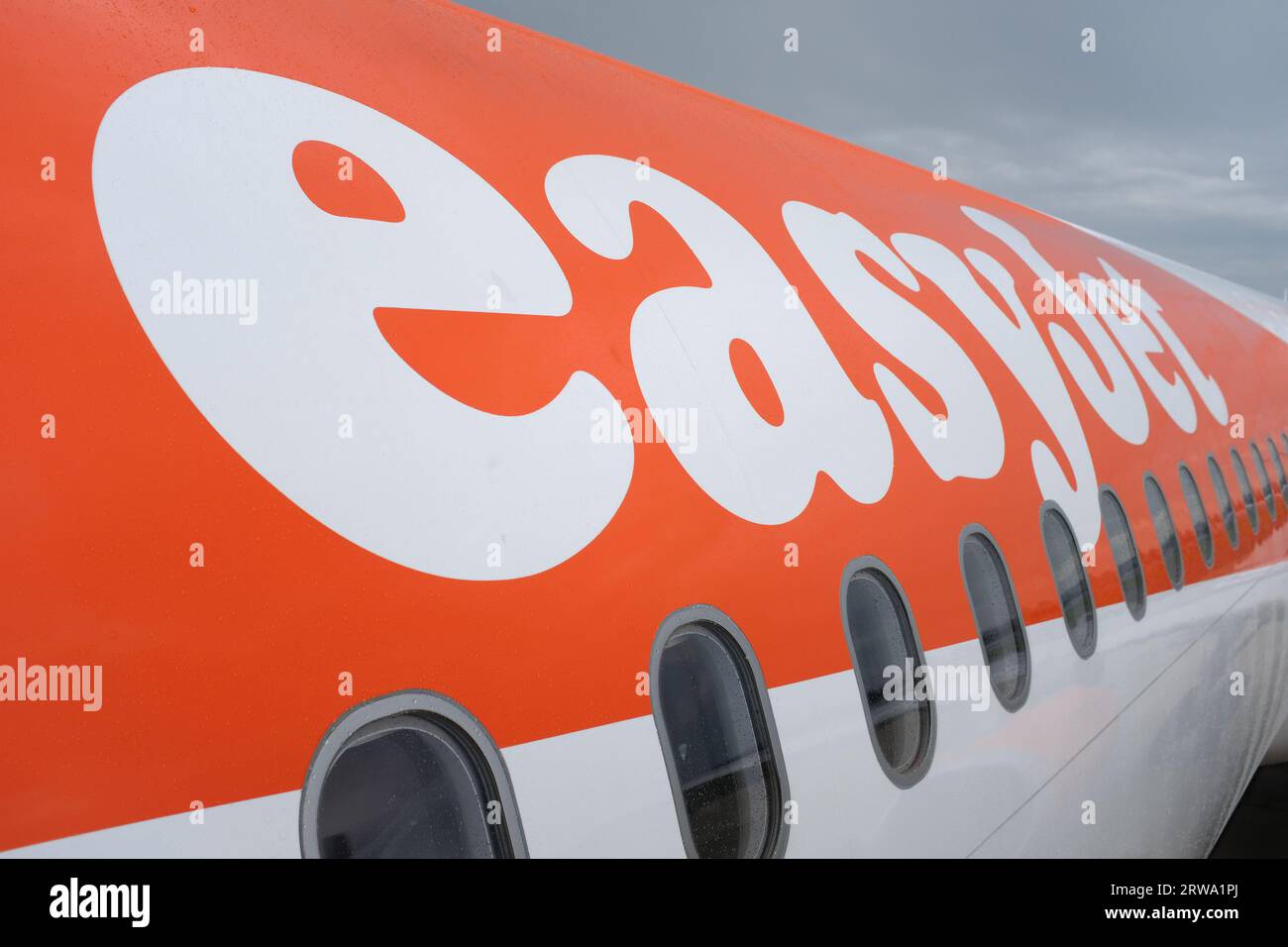 Gros plan du logo easyjet sur le côté d'un avion. Banque D'Images