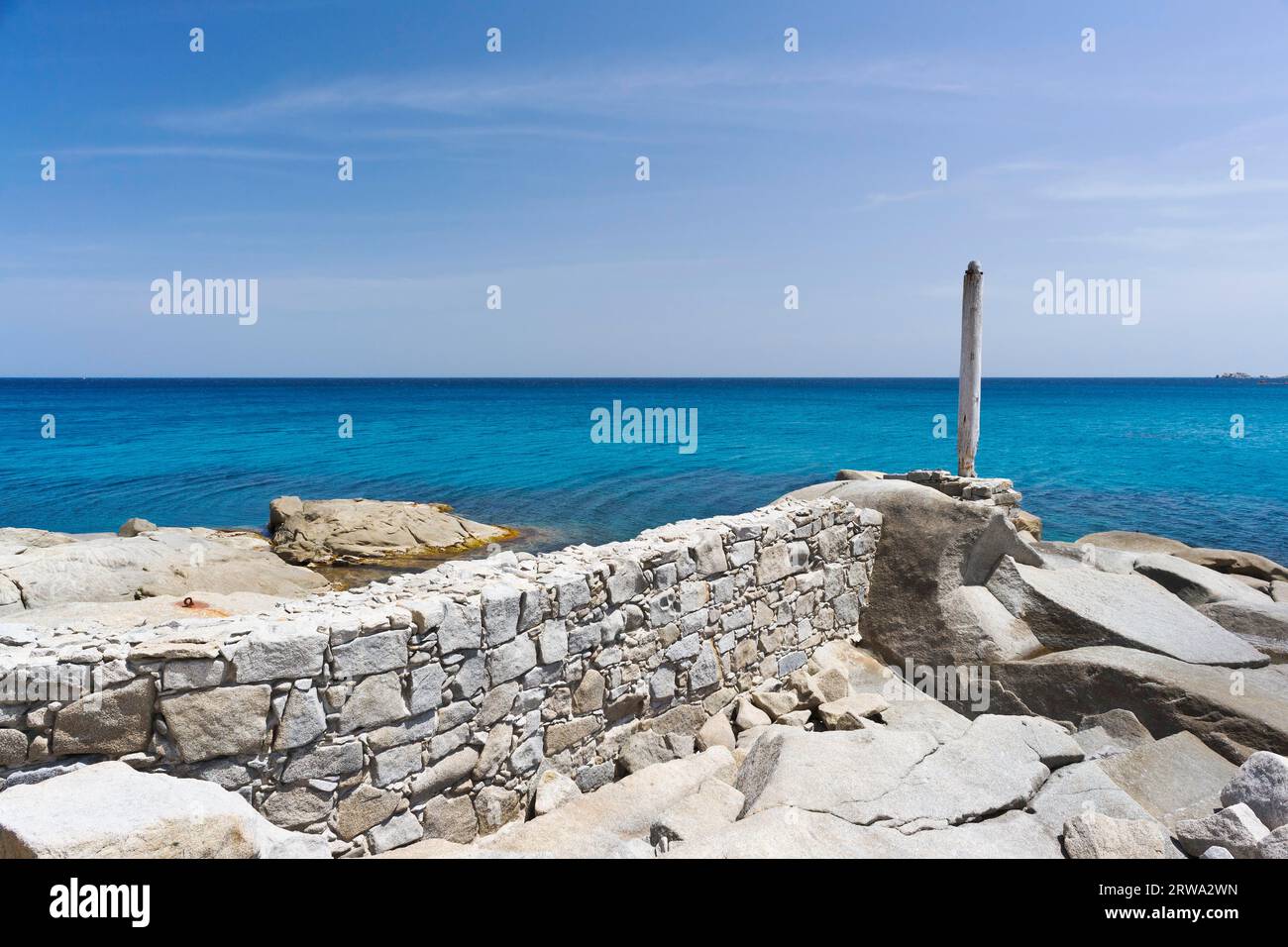 Un petit port à Cava Usai, Capo Cabonara, Villasimius, Sarrabus, province de Cagliari, Sardaigne, Italie Banque D'Images