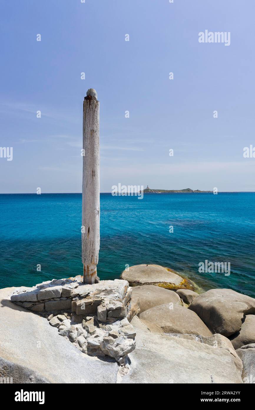 Un petit port à Cava Usai, avec le phare d'Isola di Cavoli en arrière-plan, Capo Cabonara, Villasimius, Sarrabus, province de Cagliari Banque D'Images