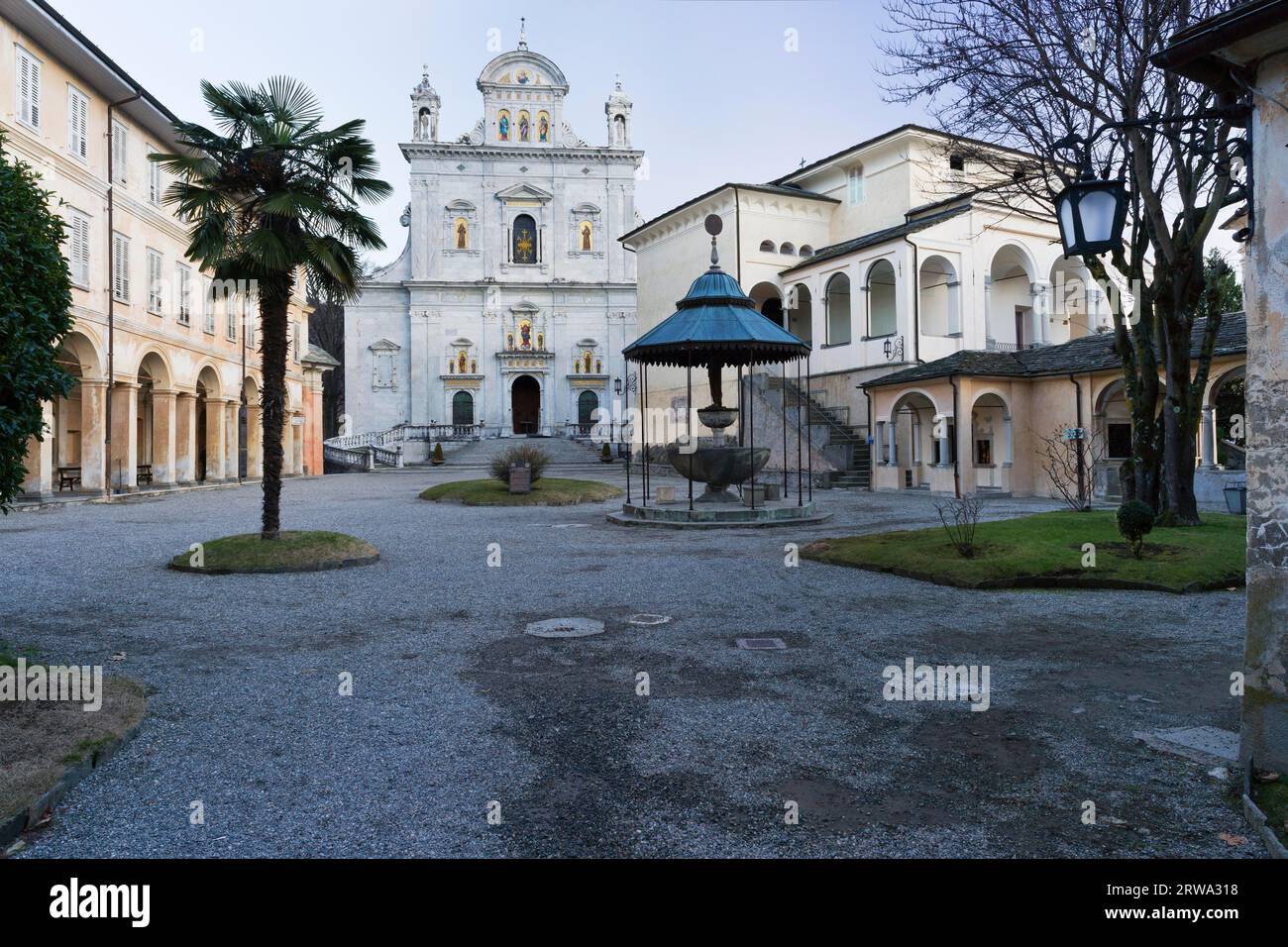 La cathédrale de Santa Maria Assunta avec la fontaine de celle-ci et les chapelles sur les systèmes créés pour contre-réforme Sacro Monte di Varallo. Banque D'Images