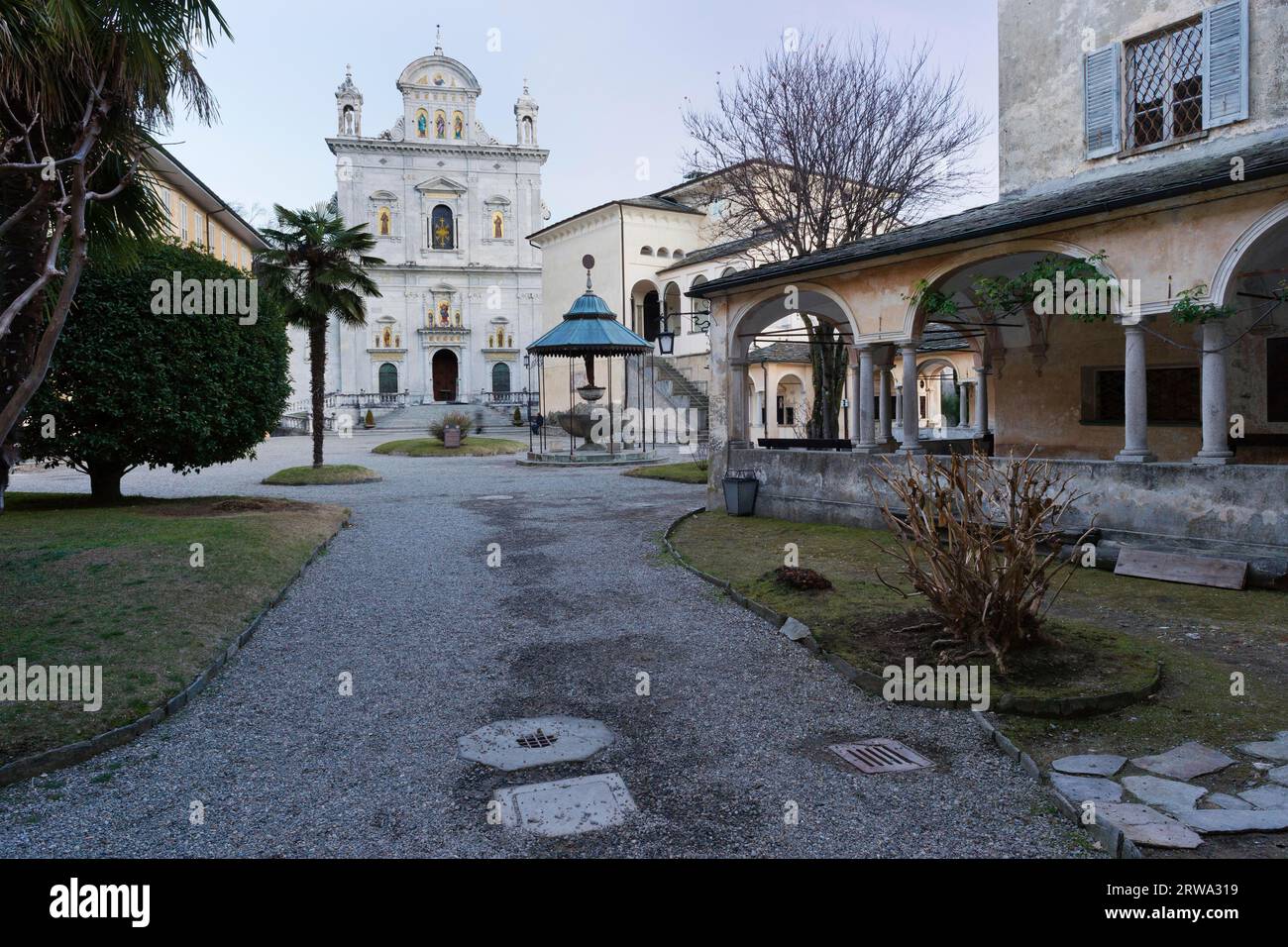 La cathédrale de Santa Maria Assunta avec la fontaine de celle-ci et les chapelles sur les systèmes créés pour contre-réforme Sacro Monte di Varallo. Banque D'Images