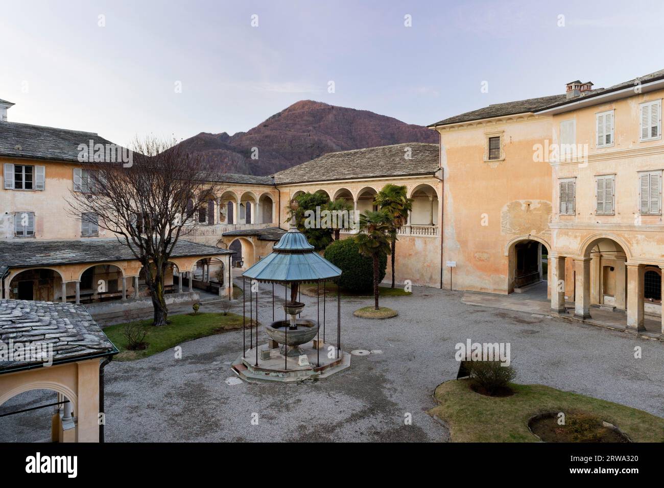 Vue sur le Palais de Pilate avec fontaine en face de lui sur le Sacro Monte di Varallo, créé pendant la contre-réforme. Site du patrimoine mondial de l'UNESCO Banque D'Images
