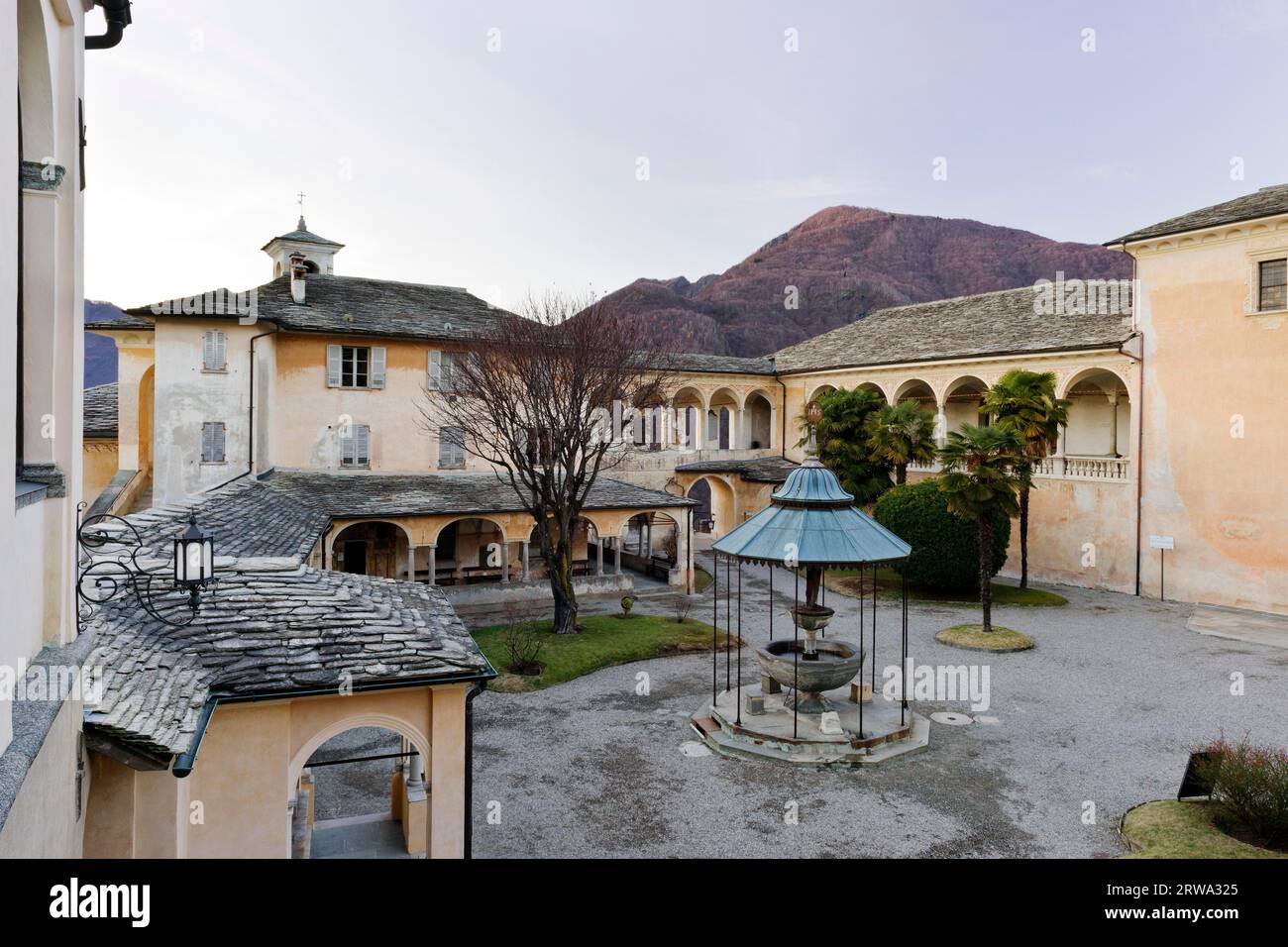 Regardant vers le palais de Pilate, avec fontaine à l'avant dans la contre-réforme créée à Sacro Monte di Varallo. Site du patrimoine mondial de l'UNESCO Banque D'Images