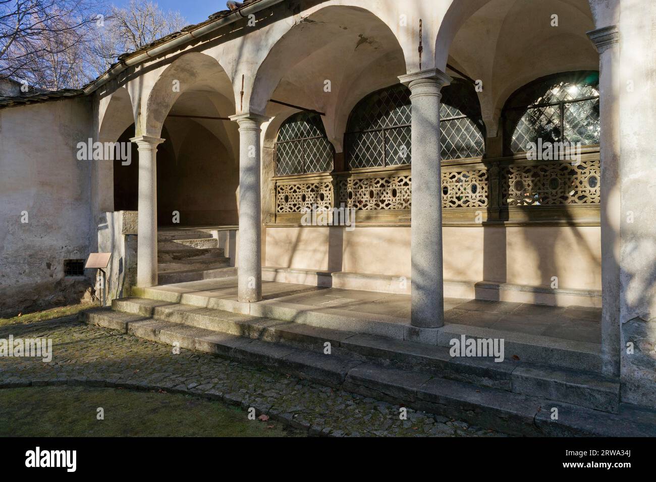 Barres de fenêtre en noyer pour voir à travers la chapelle sur la contre-réforme créée à Sacro Monte di Varallo. Site du patrimoine mondial de l'UNESCO, Varallo Banque D'Images