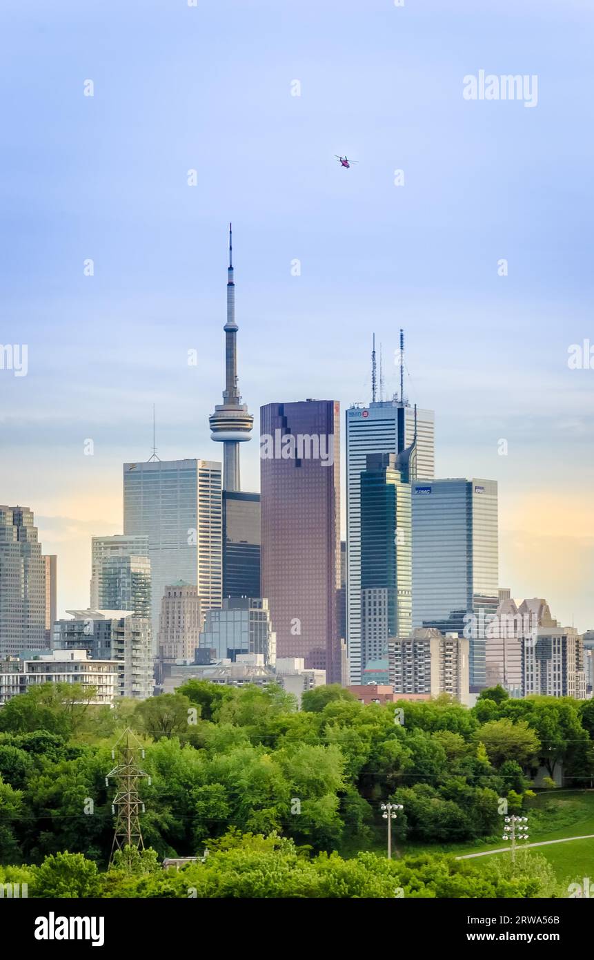 Toronto, Canada, 27 mai 2013 : Skyline du centre-ville de Toronto, Canada, avec la Tour CN au printemps de Riverdale Park East Banque D'Images