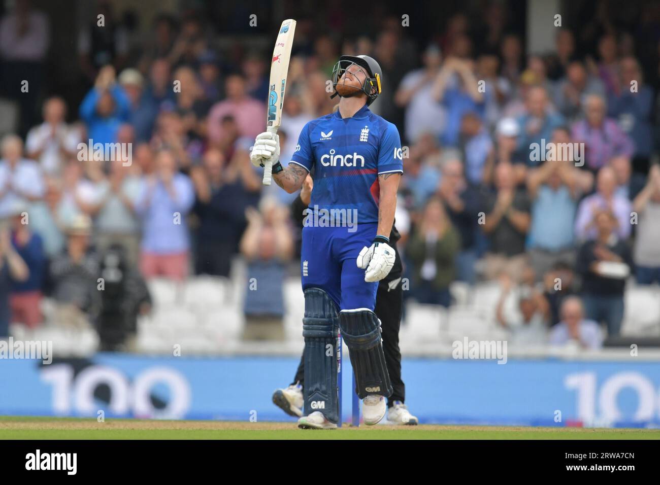 Londres, Angleterre - septembre 13 2023. Ben Stokes d'Angleterre célèbre un siècle contre la Nouvelle-Zélande dans le 3e Metro Bank One Day International Banque D'Images