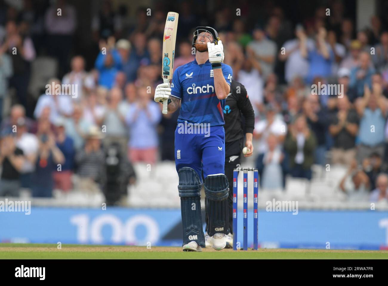 Londres, Angleterre - septembre 13 2023. Ben Stokes d'Angleterre célèbre un siècle contre la Nouvelle-Zélande dans le 3e Metro Bank One Day International Banque D'Images