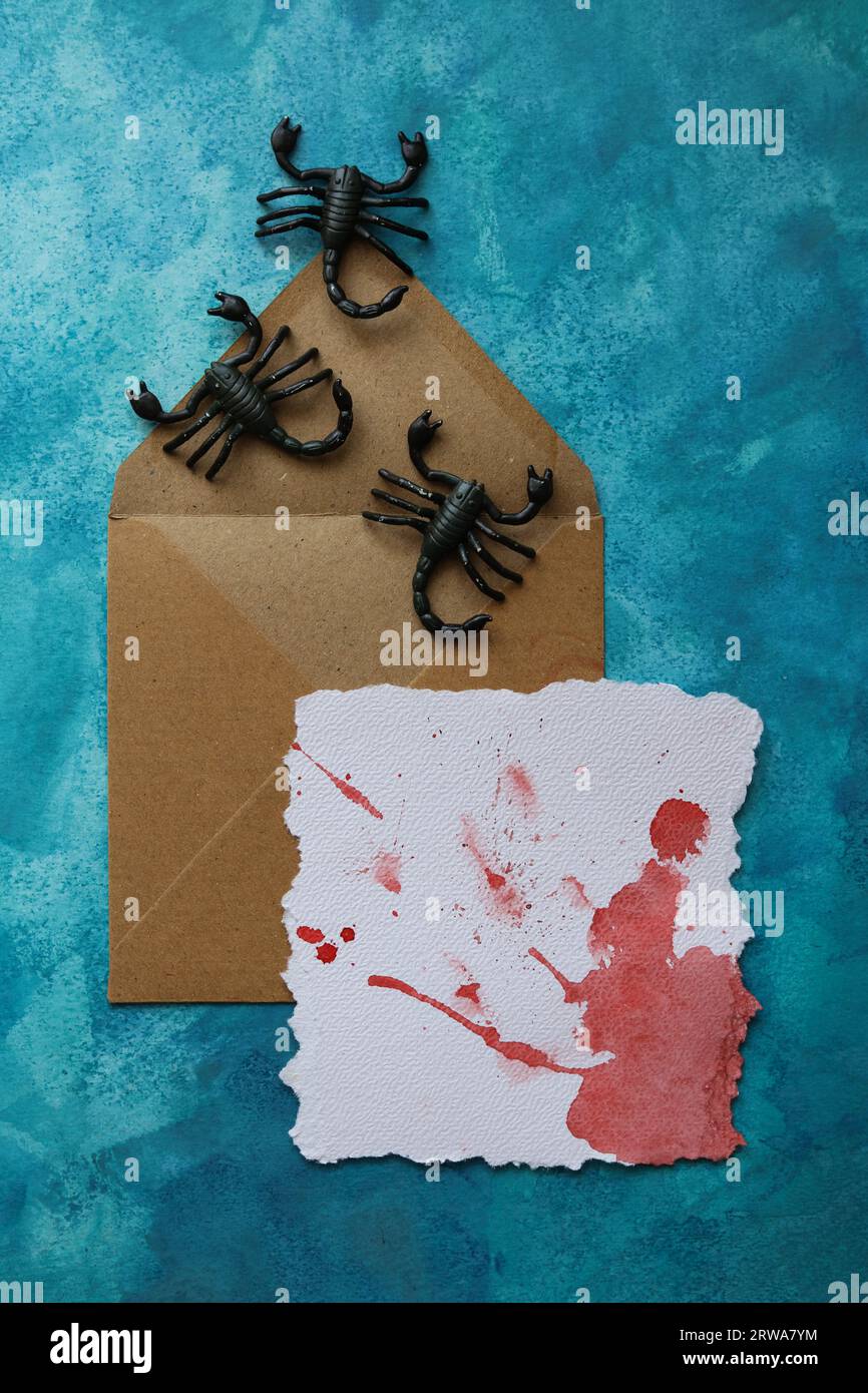 carte d'halloween vierge avec des taches de sang et des scorpions sur fond bleu Banque D'Images