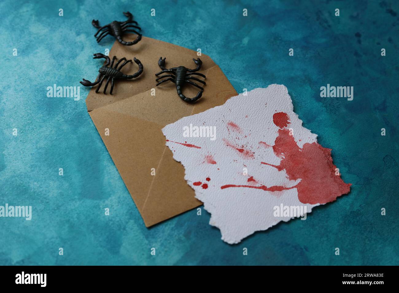 carte d'halloween vierge avec des taches de sang et des scorpions sur fond bleu Banque D'Images