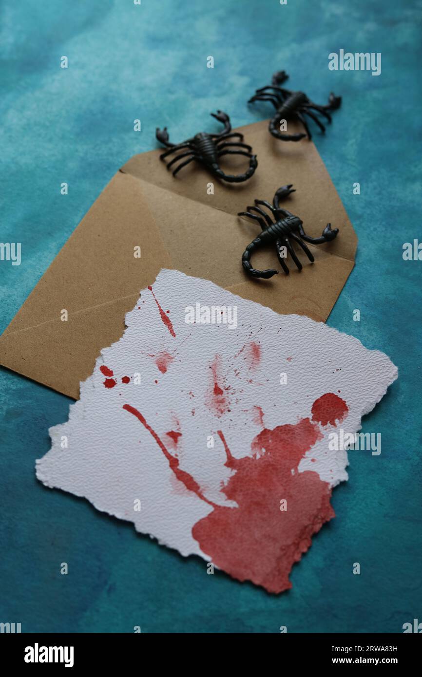 carte d'halloween vierge avec des taches de sang et des scorpions sur fond bleu Banque D'Images
