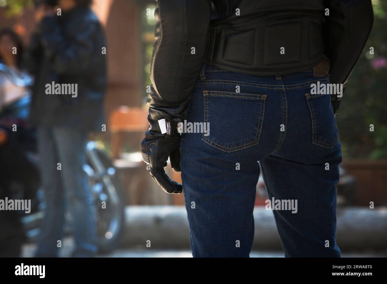 Vue arrière courte d'une femme portant un Jean denim serré. Banque D'Images