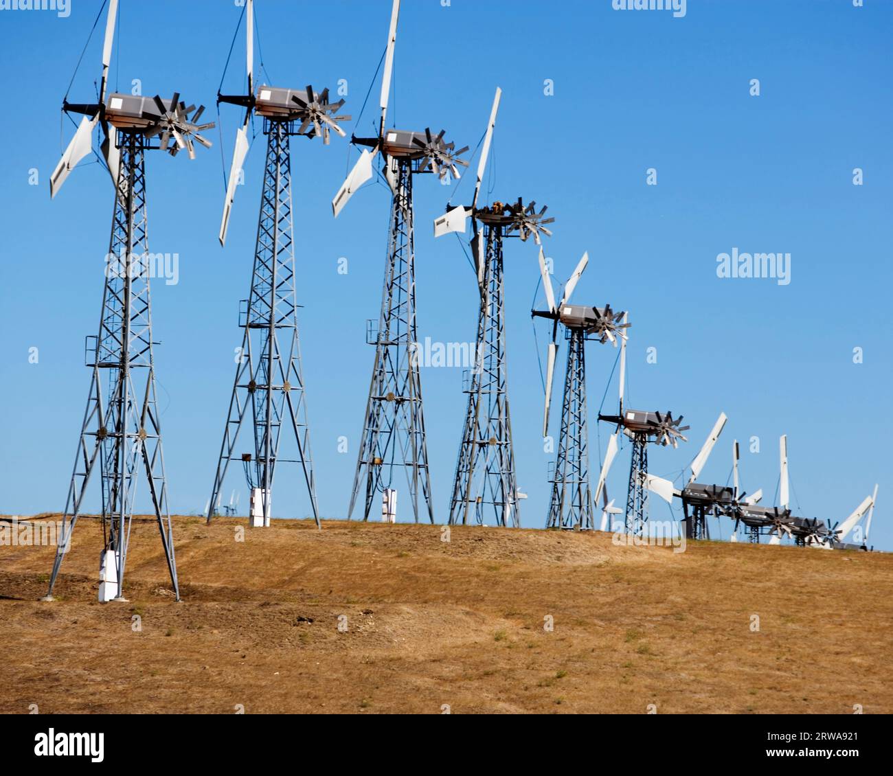 Une rangée d'éoliennes. Banque D'Images